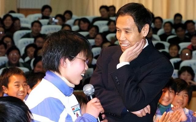 班主任哭着说着不能再生了（比离婚还难受尖子生被转走）(8)