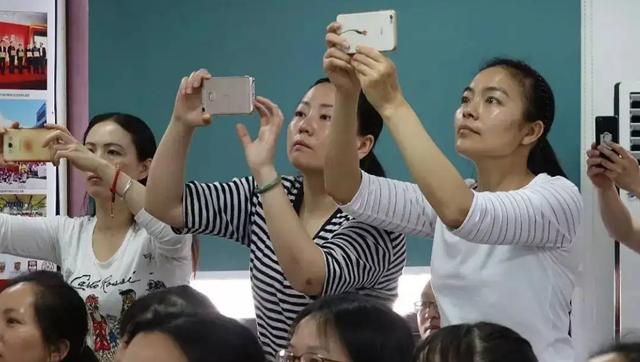 班主任哭着说着不能再生了（比离婚还难受尖子生被转走）(2)