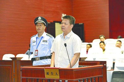 ​涉黎东明违规假释案，曾爱东受审：受贿200余万元