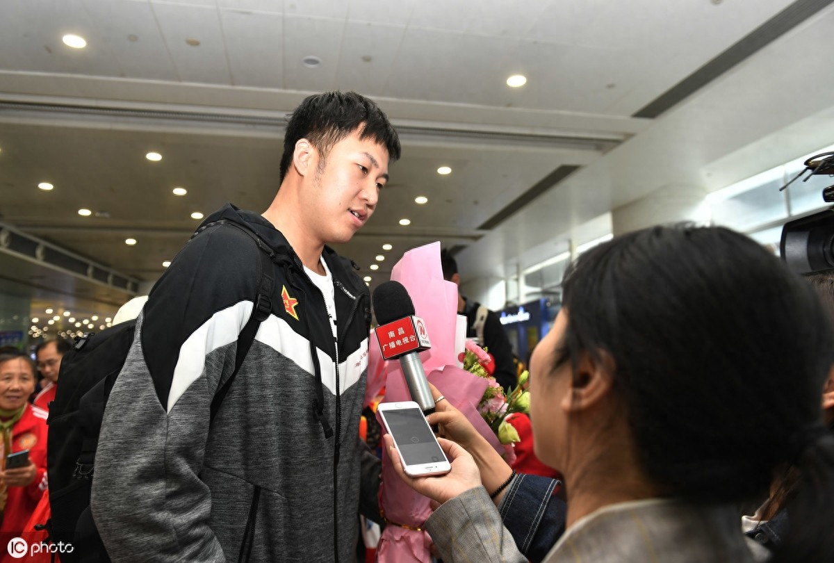 八一南昌男篮返回江西，战绩不佳无碍球迷热情接机