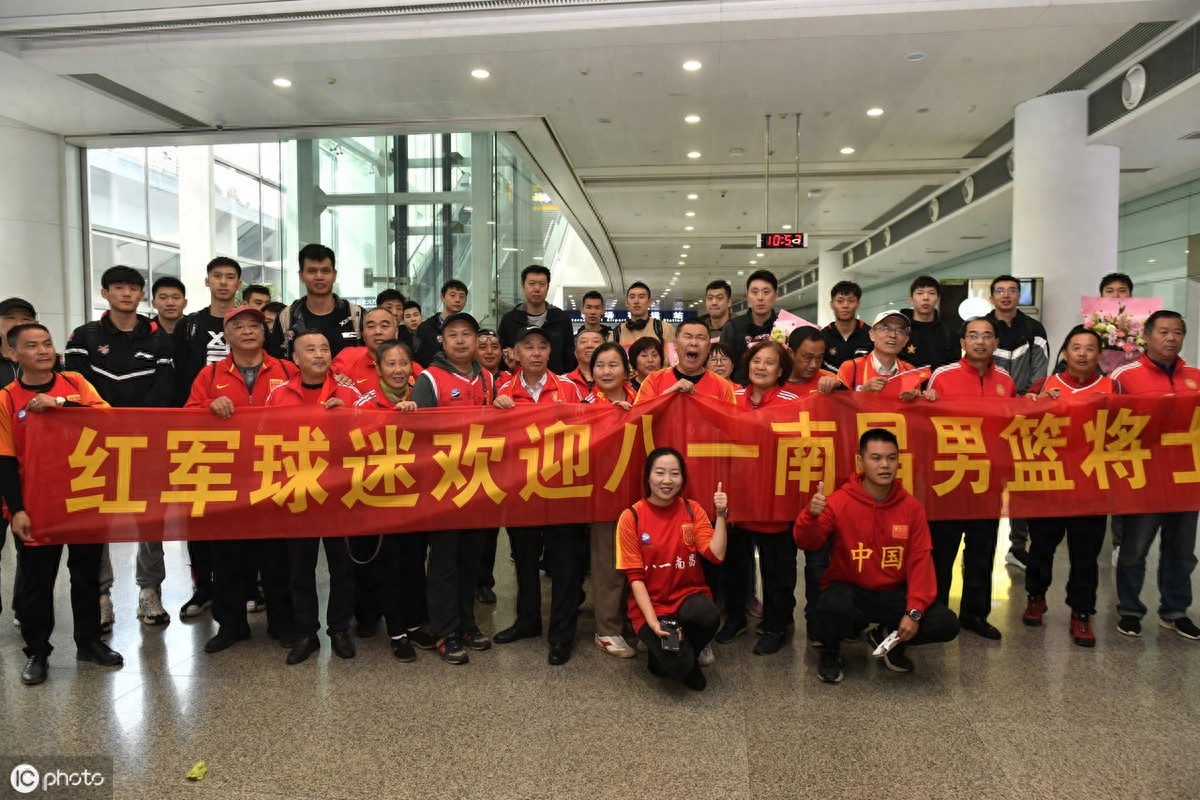 八一南昌男篮返回江西，战绩不佳无碍球迷热情接机