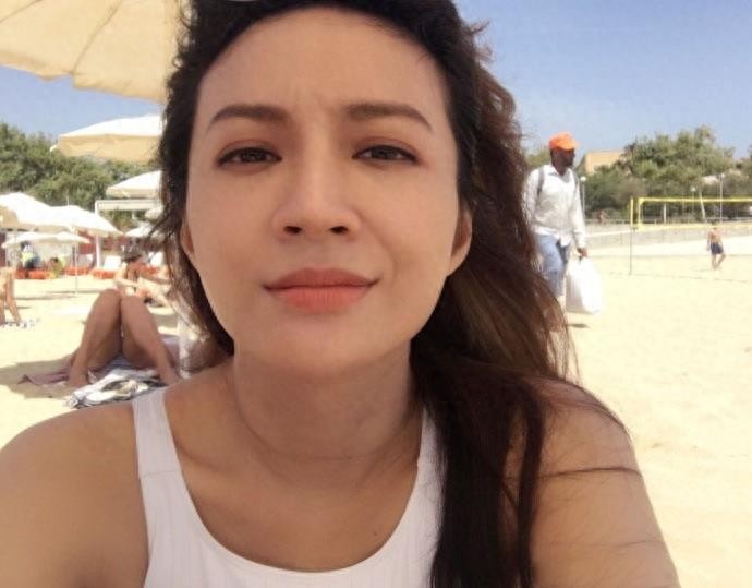 飞儿乐队詹雯婷生活近照，素颜水嫩脸微胖，单飞不易36岁不敢爱