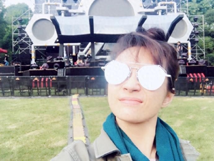 飞儿乐队詹雯婷生活近照，素颜水嫩脸微胖，单飞不易36岁不敢爱