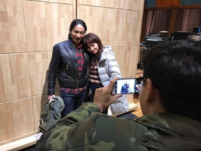 飞儿乐队詹雯婷生活近照，素颜水嫩脸微胖，单飞不易36岁不敢爱