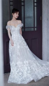 ​美女明星杨紫高清壁纸美图，肌肤白皙水嫩，令人赏心悦目