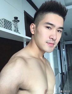 ​体育系帅哥洗澡也不忘了自拍，颜值高就是好啊