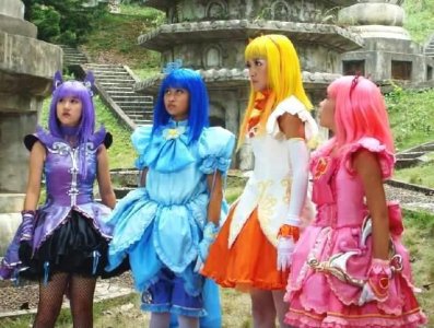 ​曾在《小魔仙》中饰演姐妹，如今一个成服装店老板，一个出国留学