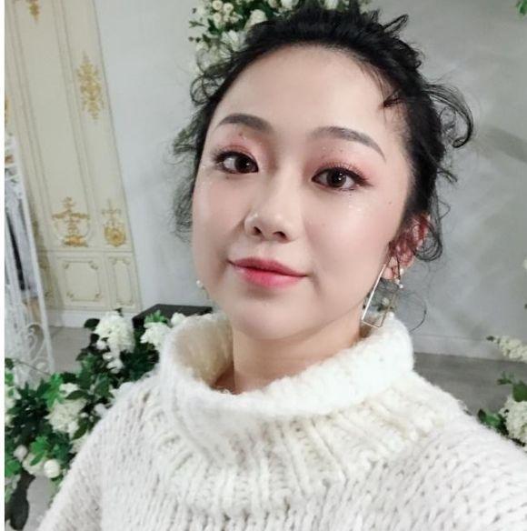 曾在《小魔仙》中饰演姐妹，如今一个成服装店老板，一个出国留学