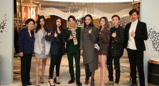 曾在《小魔仙》中饰演姐妹，如今一个成服装店老板，一个出国留学