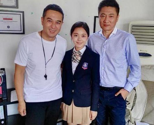 曾在《小魔仙》中饰演姐妹，如今一个成服装店老板，一个出国留学