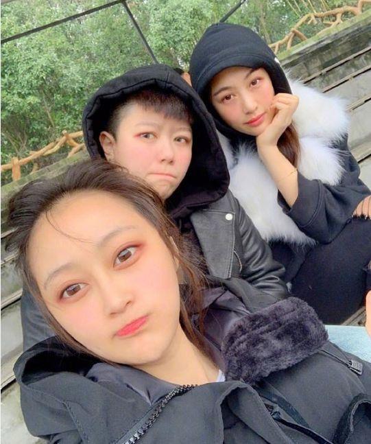 曾在《小魔仙》中饰演姐妹，如今一个成服装店老板，一个出国留学