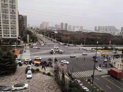 ​璀︽柟閫氭姤锛佽タ瀹夎澶寸獊鍙戜竴璧蜂氦閫氫簨鏁咃紝3鍚嶈矾浜烘浜★紝