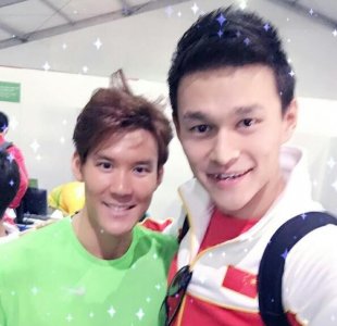 老对手重逢!孙杨朴泰桓在奥运村合影