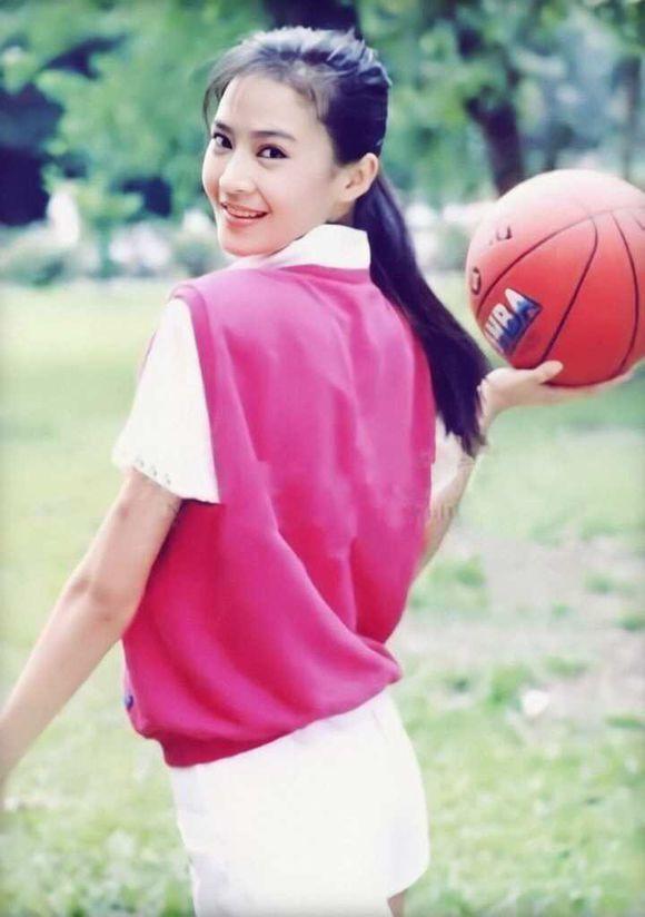 曾是最美琼瑶女郎，丈夫出轨被骗800万积蓄，为了孩子不离婚