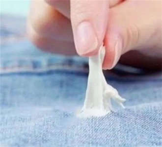 ​口香糖粘在衣物上如何弄掉风油精 怎么去掉口香糖粘在衣物上如何弄掉