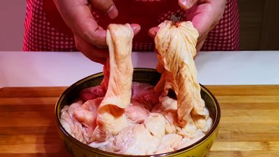 ​洗肥肠原来这么简单，不用碱不用醋，10分钟清洗干净，没有腥臭味