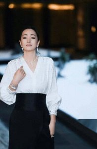 ​章子怡当年海边和老外的沙滩照片有多辣眼睛？泳裤都被褪到一半