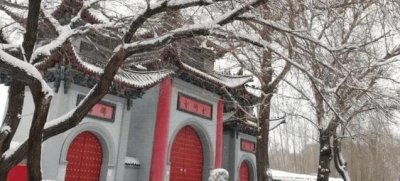 ​黄龙府本为渤海扶余府，岳飞提及此地是因有人密告二帝被囚于此