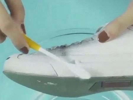 白鞋子有黄斑怎么去除,白色运动鞋上的黄色污点怎么去掉啊图12