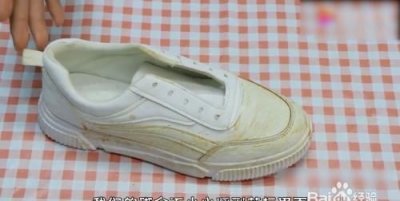​白鞋子有黄斑怎么去除,白色运动鞋上的黄色污点怎么去掉啊
