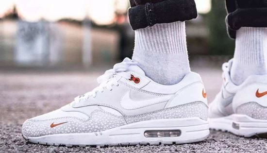 白鞋子有黄斑怎么去除,白色运动鞋上的黄色污点怎么去掉啊图2