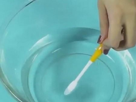 白鞋子有黄斑怎么去除,白色运动鞋上的黄色污点怎么去掉啊图10