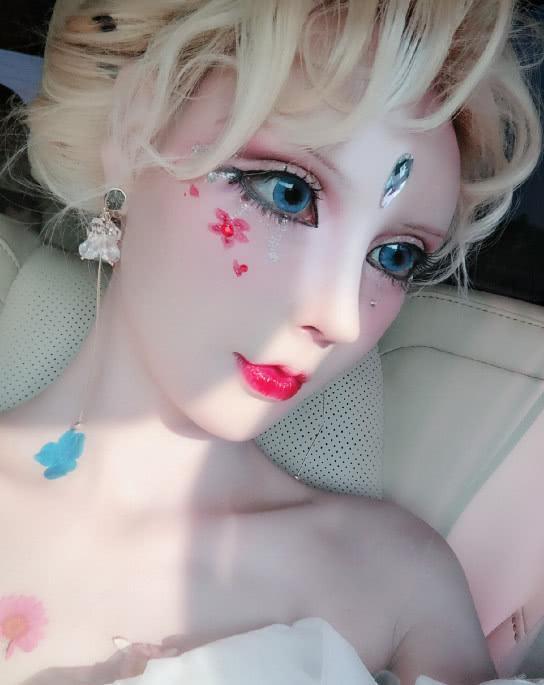 中国“真人芭比”第一人，上妆之后美如画，却因嘴巴太小吃肠都难