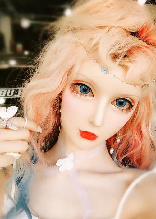 中国“真人芭比”第一人，上妆之后美如画，却因嘴巴太小吃肠都难