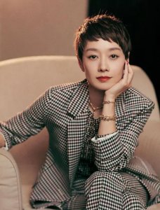 ​四五十岁的女人别留长卷发了，推荐这5款短发，气质又减龄