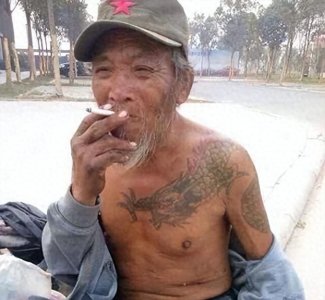 ​曾经乔四手下的金牌打手，无人敢惹的莫磊，如今解馋只能捡烟屁股