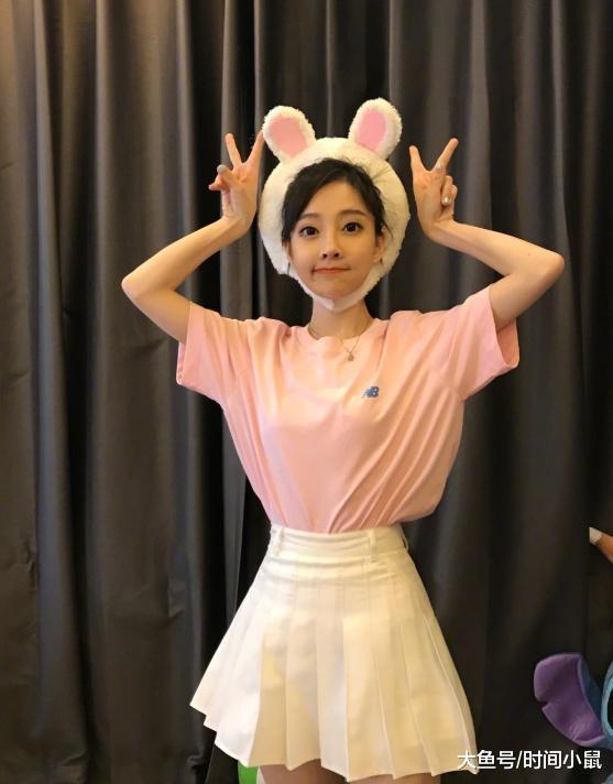 网传冯提莫只有150cm,但身材是三七比例,不愧是矮个子女神