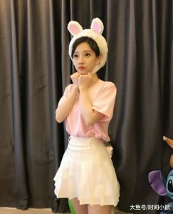 ​网传冯提莫只有150cm，但身材是三七比例，不愧是矮个子女神