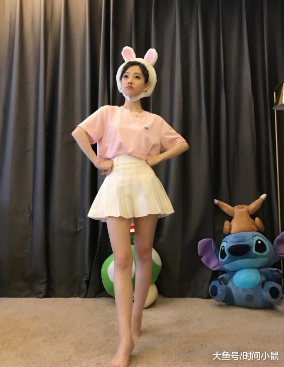 网传冯提莫只有150cm,但身材是三七比例,不愧是矮个子女神