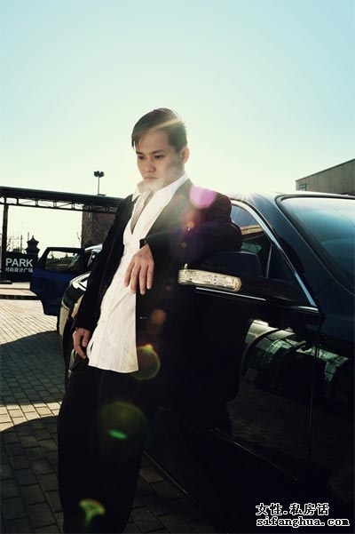 百慕三石，著名青年音乐人，音乐策划人，国内青年音乐人中难得的多面手，乐器演奏，词曲创作，音乐制作