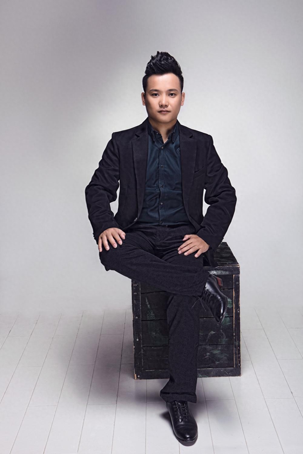 百慕三石，著名青年音乐人，音乐策划人，国内青年音乐人中难得的多面手，乐器演奏，词曲创作，音乐制作