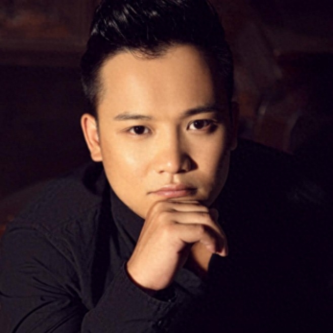 百慕三石，著名青年音乐人，音乐策划人，国内青年音乐人中难得的多面手，乐器演奏，词曲创作，音乐制作