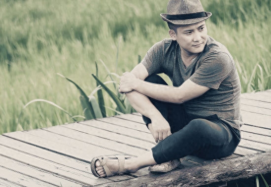 百慕三石，著名青年音乐人，音乐策划人，国内青年音乐人中难得的多面手，乐器演奏，词曲创作，音乐制作