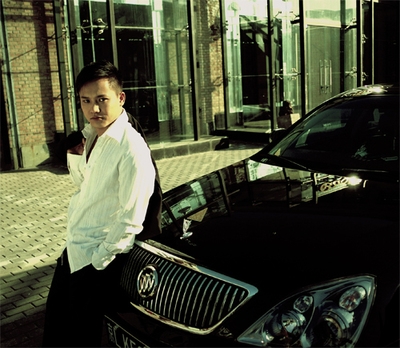 百慕三石，著名青年音乐人，音乐策划人，国内青年音乐人中难得的多面手，乐器演奏，词曲创作，音乐制作