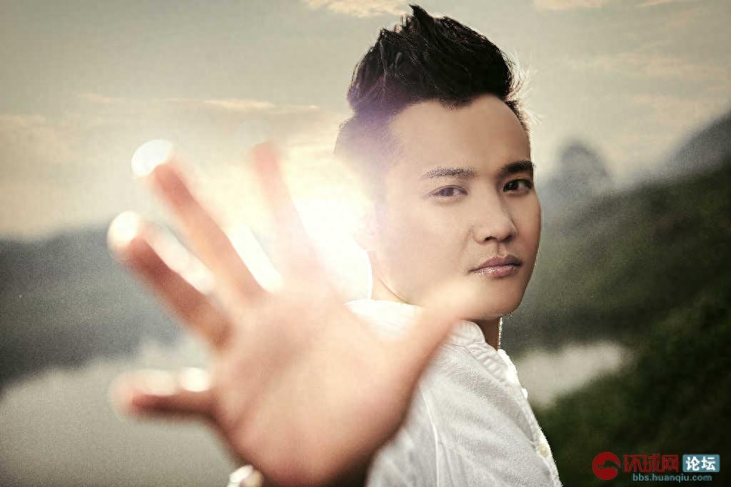 百慕三石，著名青年音乐人，音乐策划人，国内青年音乐人中难得的多面手，乐器演奏，词曲创作，音乐制作