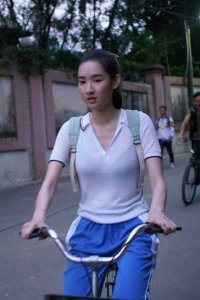 ​校服变成透视装？这尺度有点大了吧。