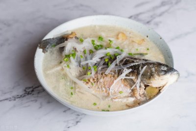 ​炖鱼汤用冷水还是开水？大厨教你2个窍门，鱼汤又白又鲜没腥味