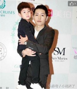 ​安吉和宋仲基撞的不是脸，是五官，动作神似，一身西装尽显帅气