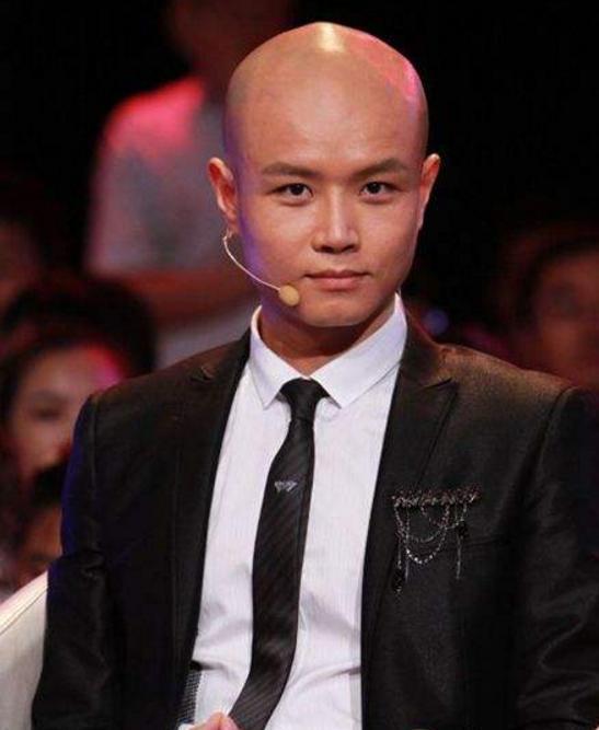 两人同主持《非诚勿扰》走红,今一人地位稳定成大咖,他却被封杀