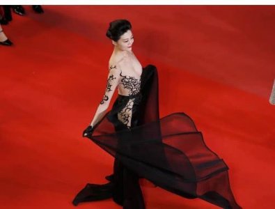 ​丢人丢到国外，作为国内模特形象，在戛纳露点走红毯，惹大众非议