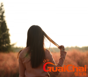 ​让青春吹动了你的长发是什么歌曲？让青春吹动了你的长发整句歌词是什么？