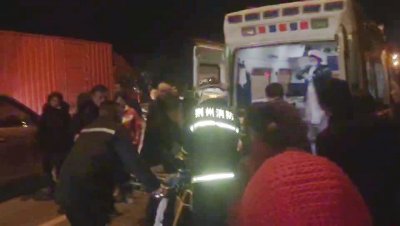 ​老汉醉酒落水 公安消防民警跳“冰河”救人