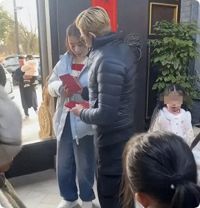 ​郭富城回村撒钱又谈生意，带保镖冻成鹌鹑仍发红包，方媛爸乐开花