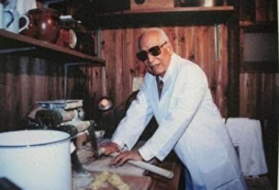 ​历经牢狱、破产的他，48岁却发明了方便面，如今每年销量近千亿