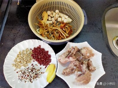 ​广东人最喜欢这样煲五指毛桃汤，健脾祛湿，浓浓的香味真好喝