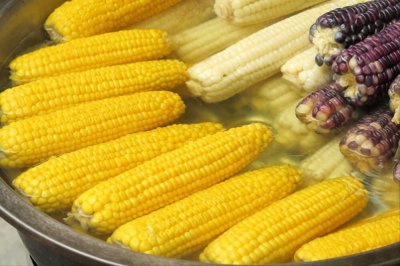 ​保存玉米，煮熟再冻还是直接冷冻？方法用对了，放1年照样鲜甜
